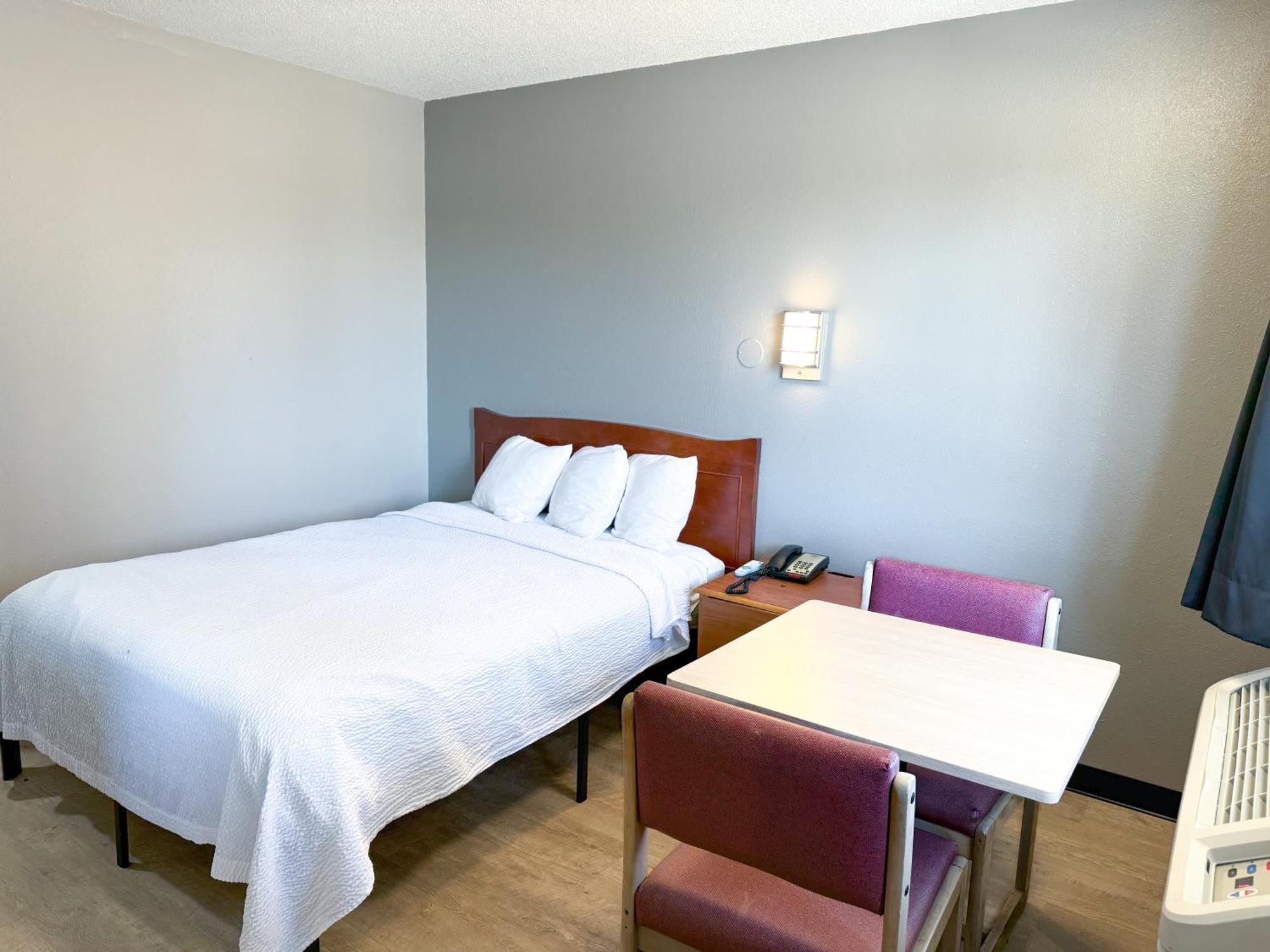 Super 7 Motel Coralville Exterior photo