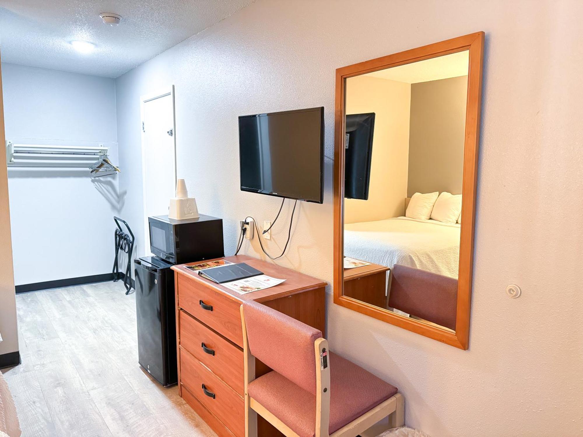 Super 7 Motel Coralville Exterior photo