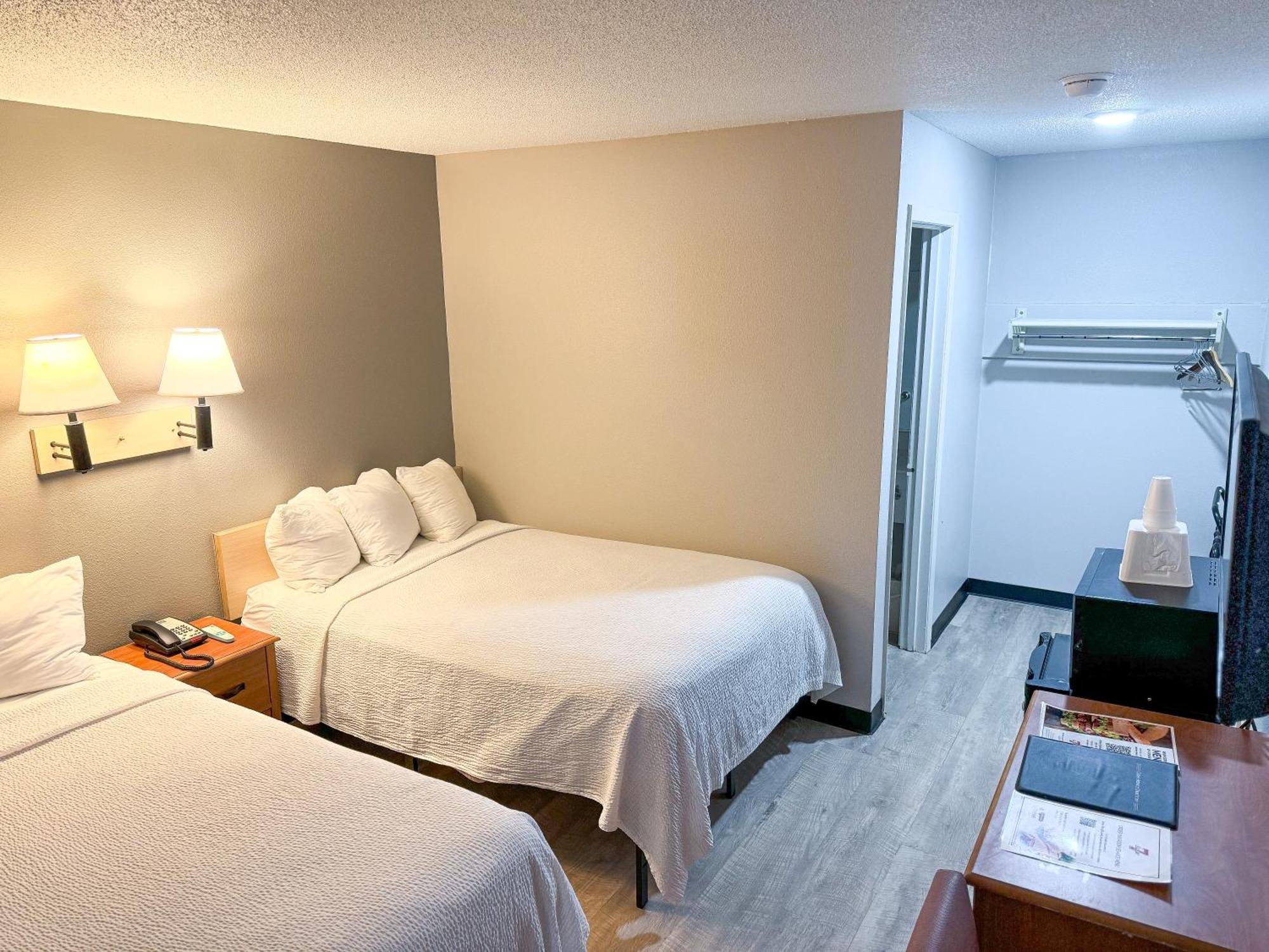Super 7 Motel Coralville Exterior photo